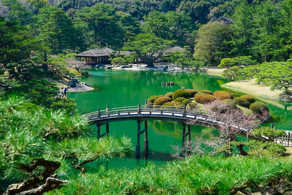 栗林公園の庭園風景