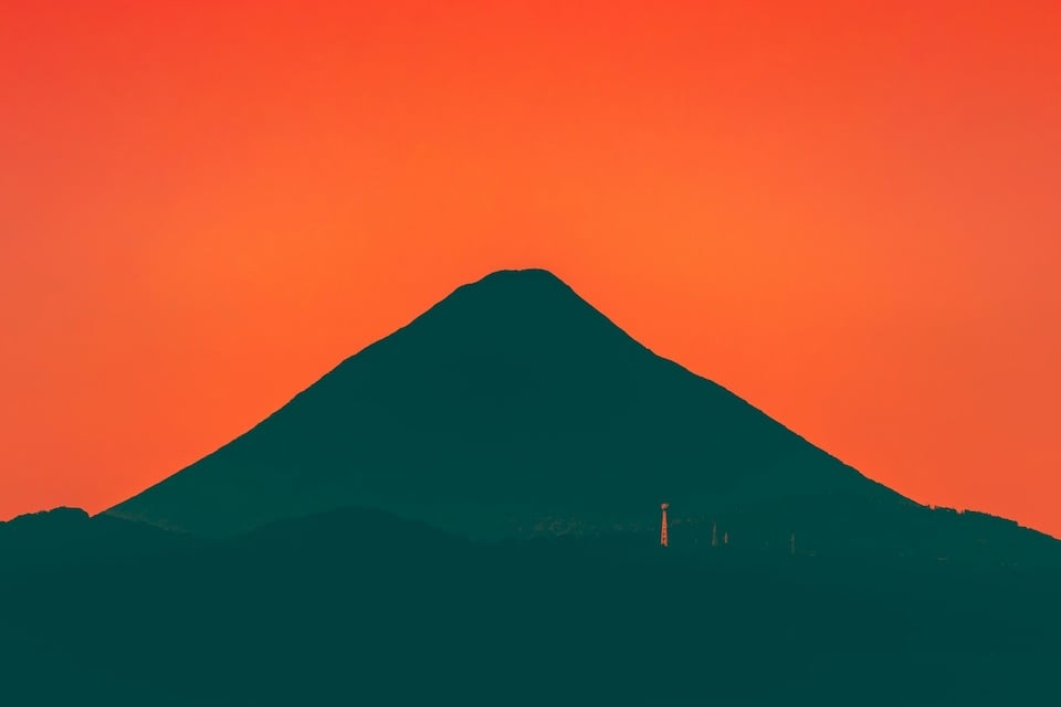 夕焼けの中の富士山