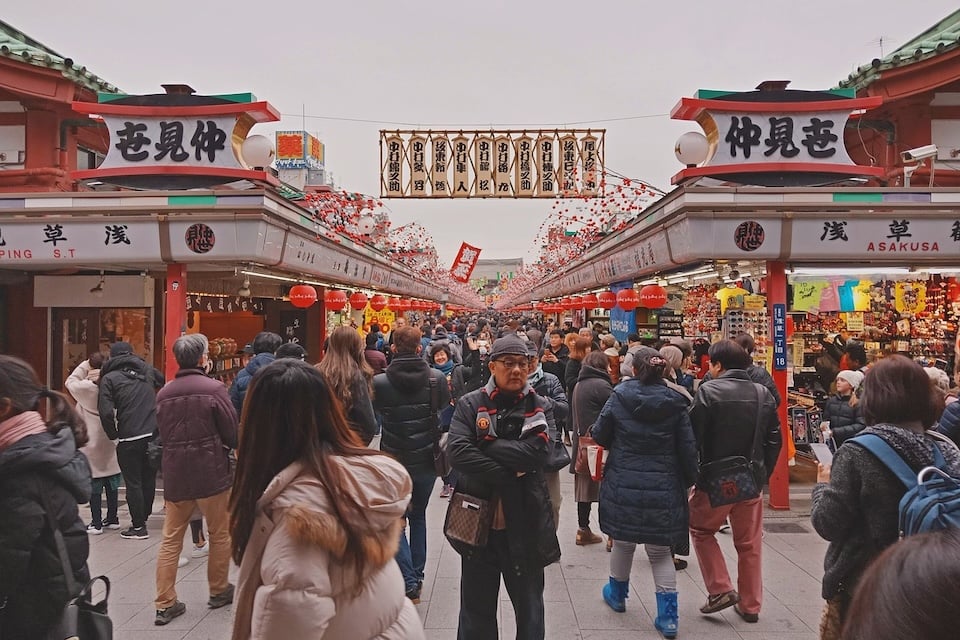 shopping street in the precincts of a shrine (temple)
