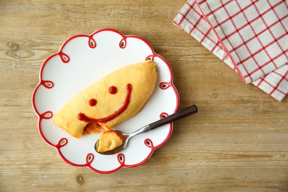 omelet with a filling of ketchup-seasoned fried rice (omelette)