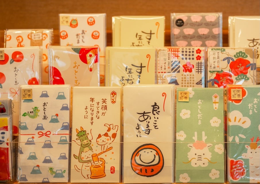 decorative paper envelope for giving New Year's gifts (usu. money given to children)