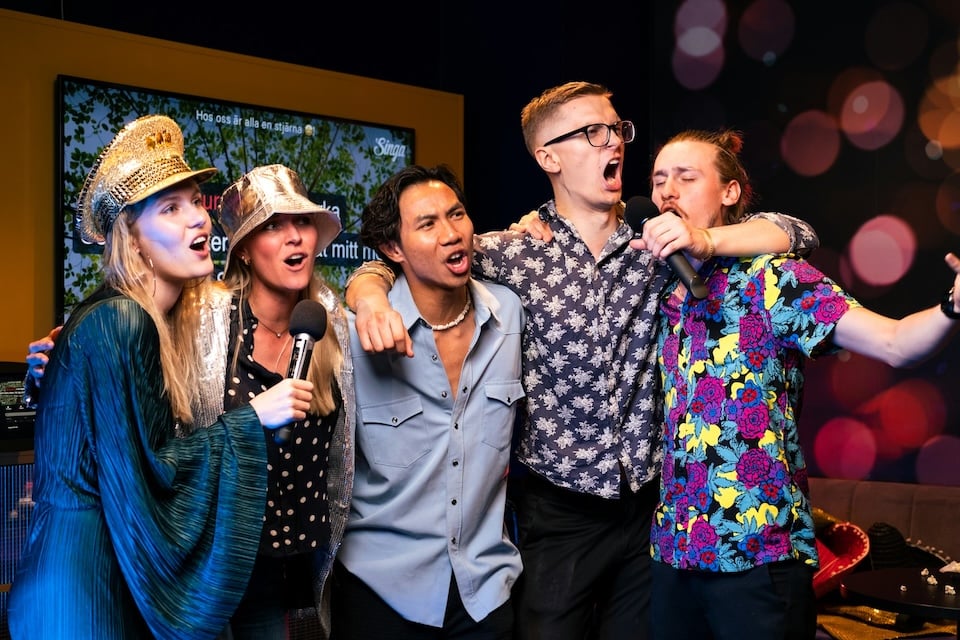 karaoke (singing to taped accompaniment)