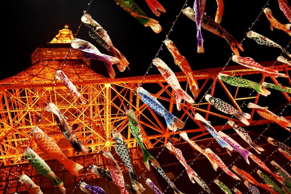 ライトアップされた東京タワーとこいのぼり