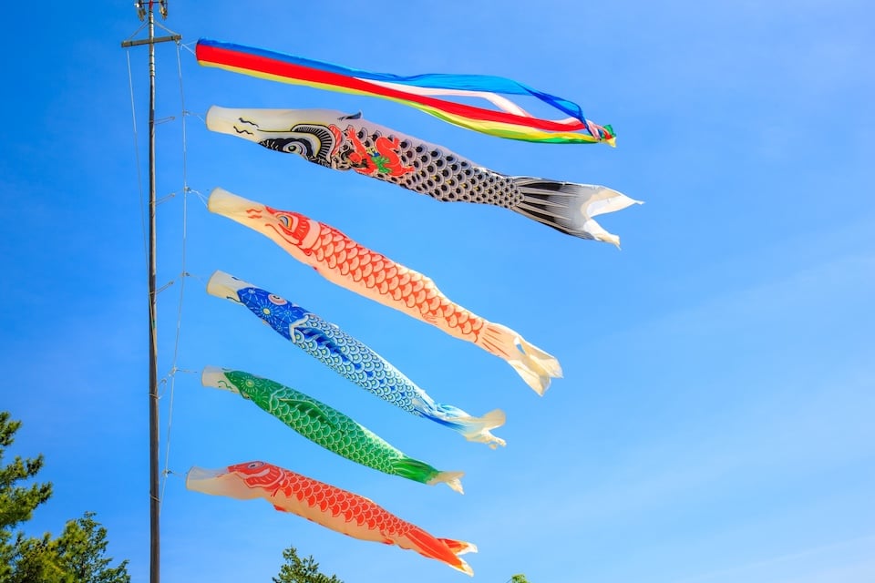 空を泳ぐこいのぼり