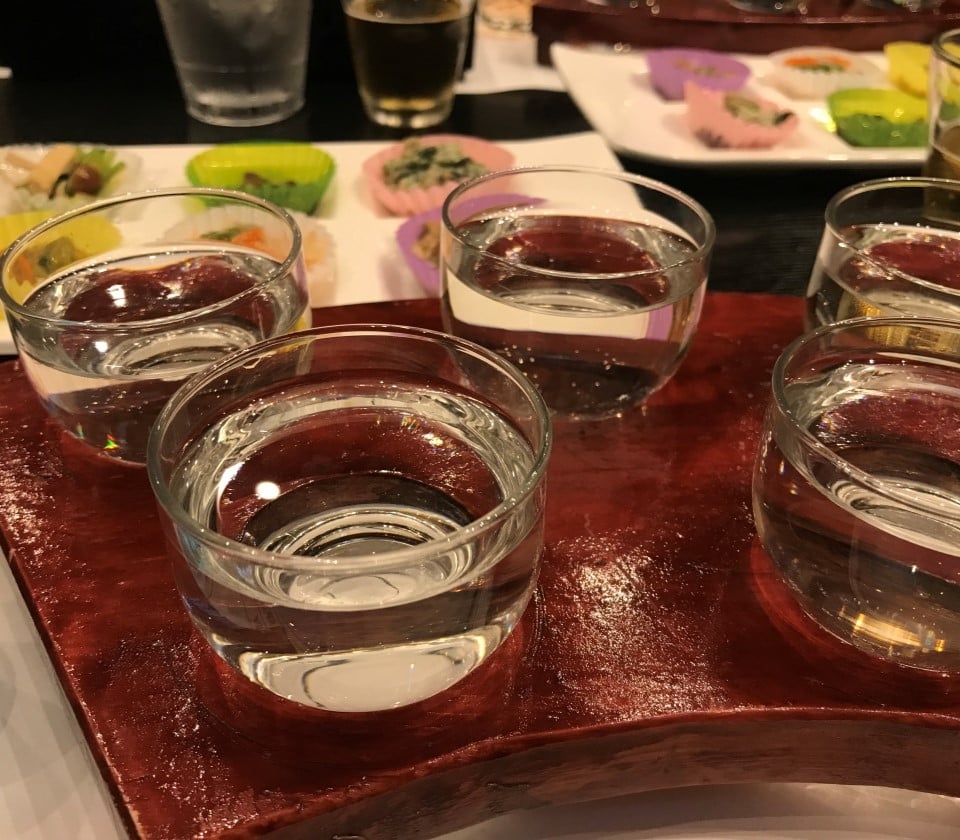 在游艇上体验清酒