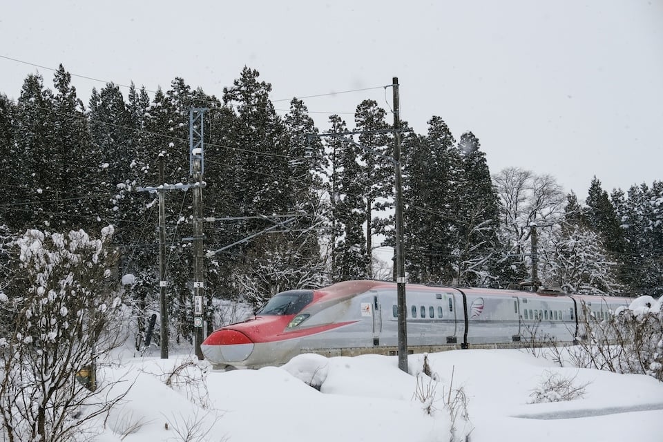雪の中の新幹線