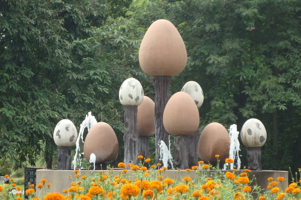 タイ北部のサンカムペーン温泉の温泉卵のモニュメント