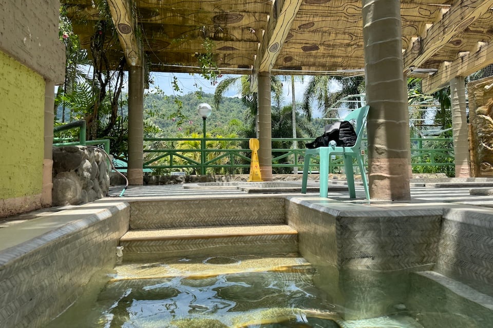 フィリピン北部のアシン温泉の貸切露天風呂