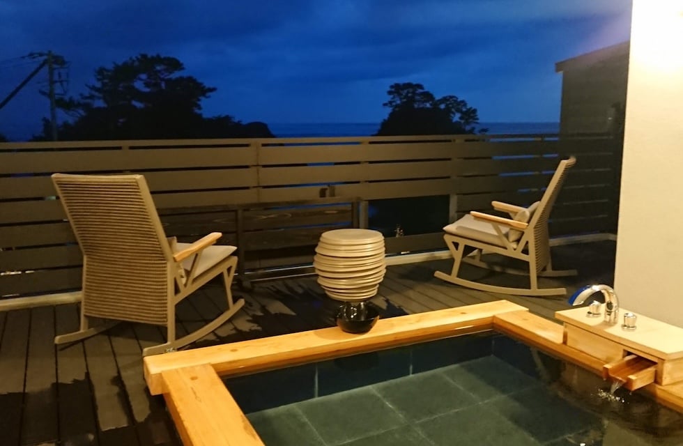 客室露天風呂とリラックスチェアー