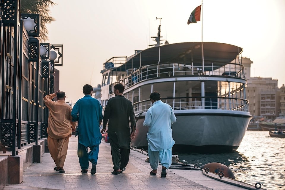 船に向かって歩くイスラム教徒たち