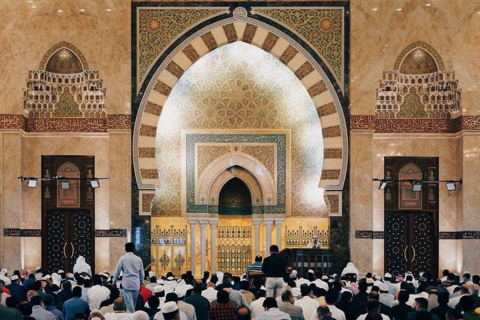 モスクないで礼拝するイスラム教徒