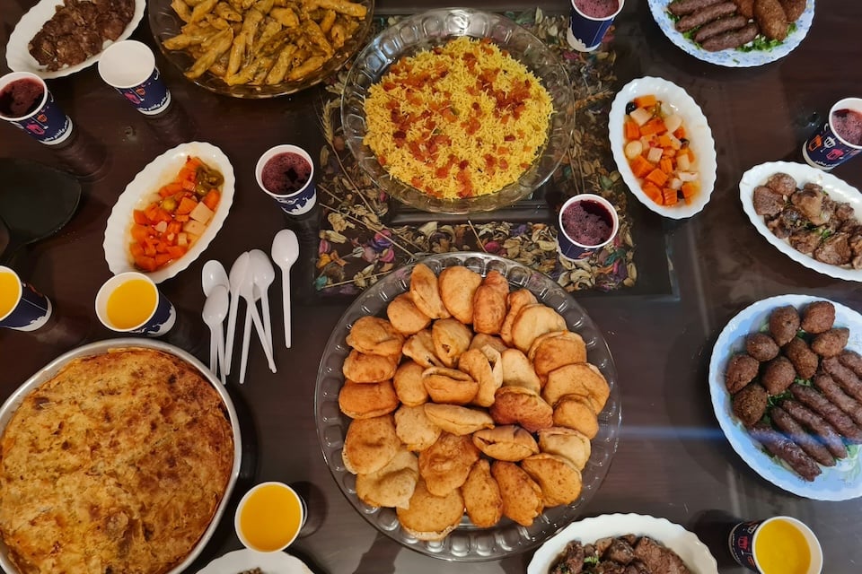 イフタールの食事風景