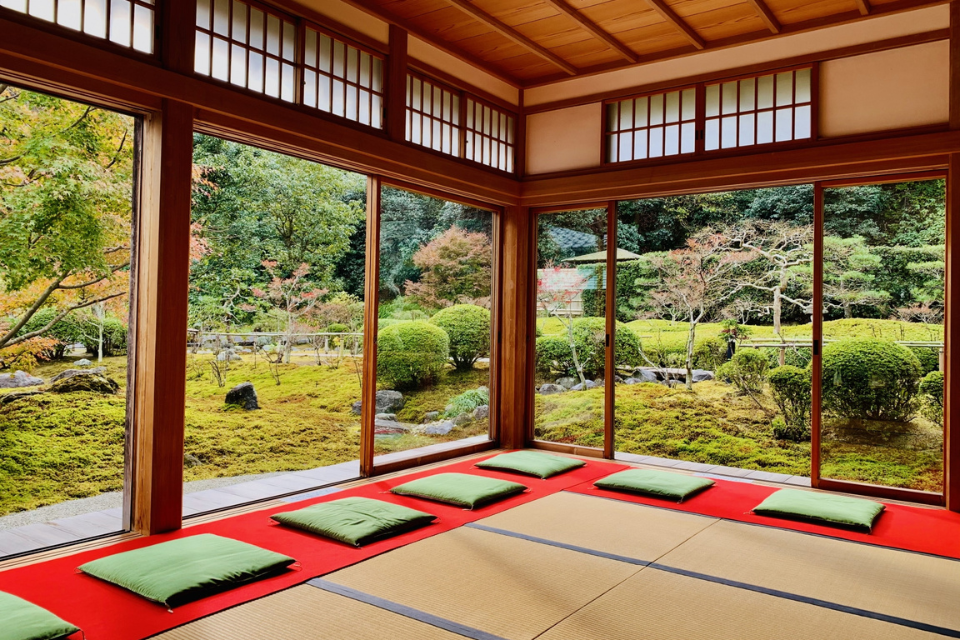 日本庭園を望む和室の空間と畳
