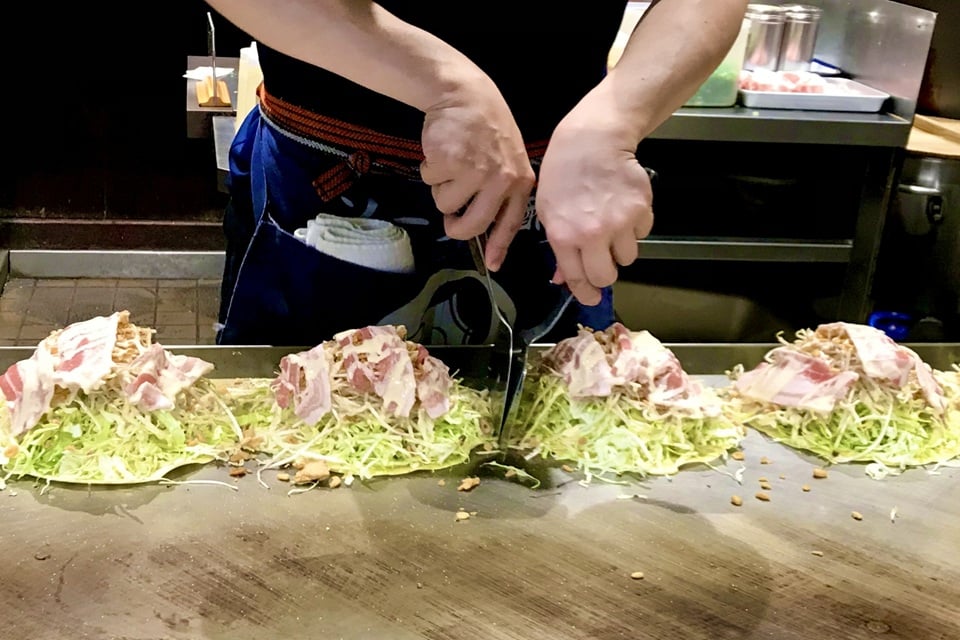 広島風お好み焼き鉄板で焼く