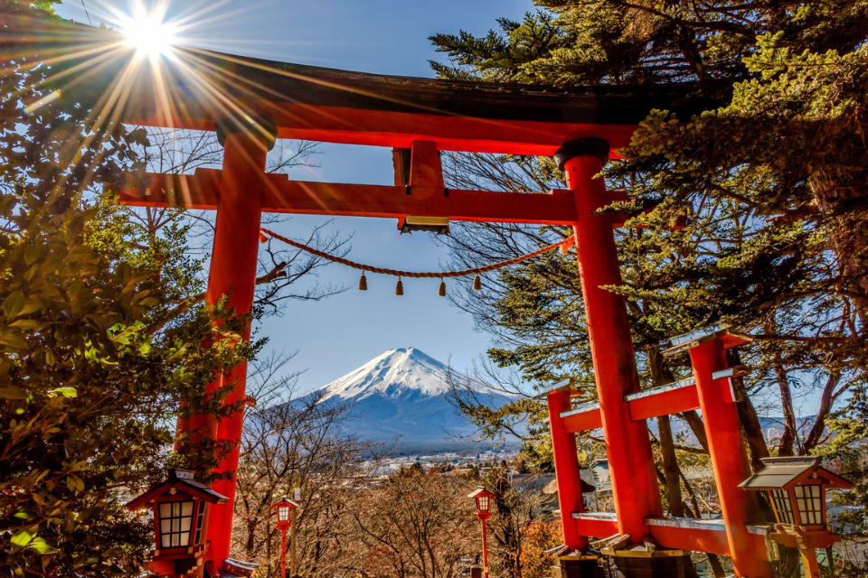 富士山と鳥居が並ぶ風景