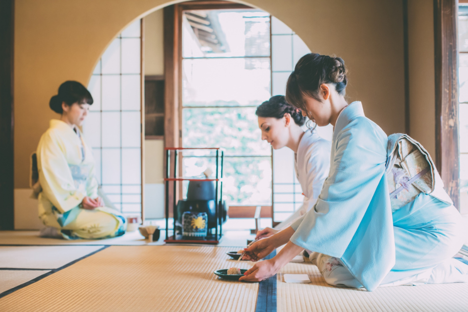着物姿で和菓子を体験する外国人ゲスト