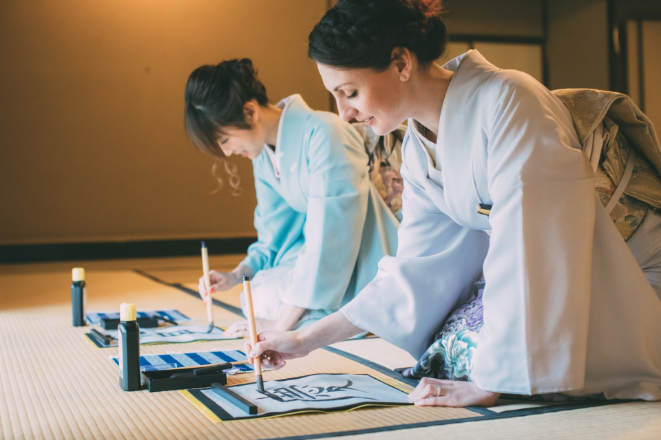 外国人参加者が書道体験をしている様子