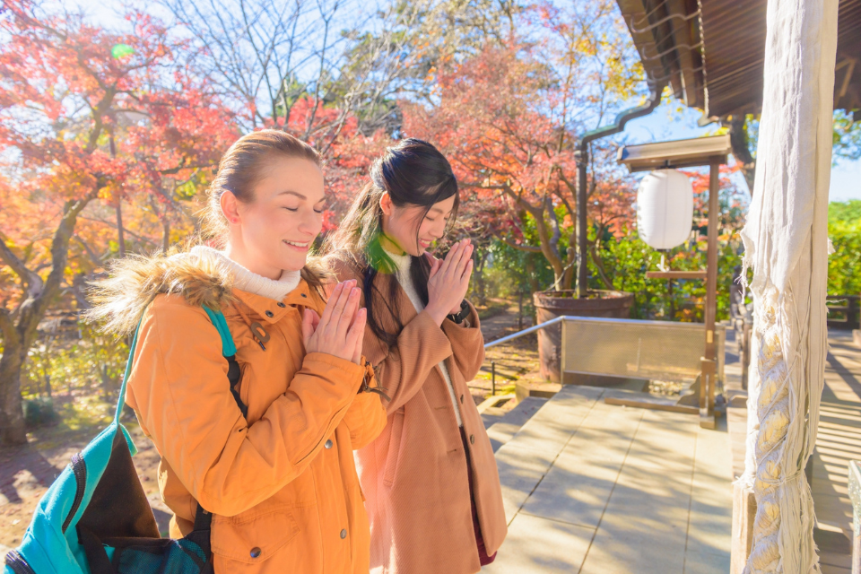 外国人ゲストが神社参拝を体験している様子