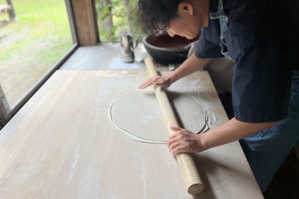 蕎麦打ち体験で生地を伸ばす参加者の様子