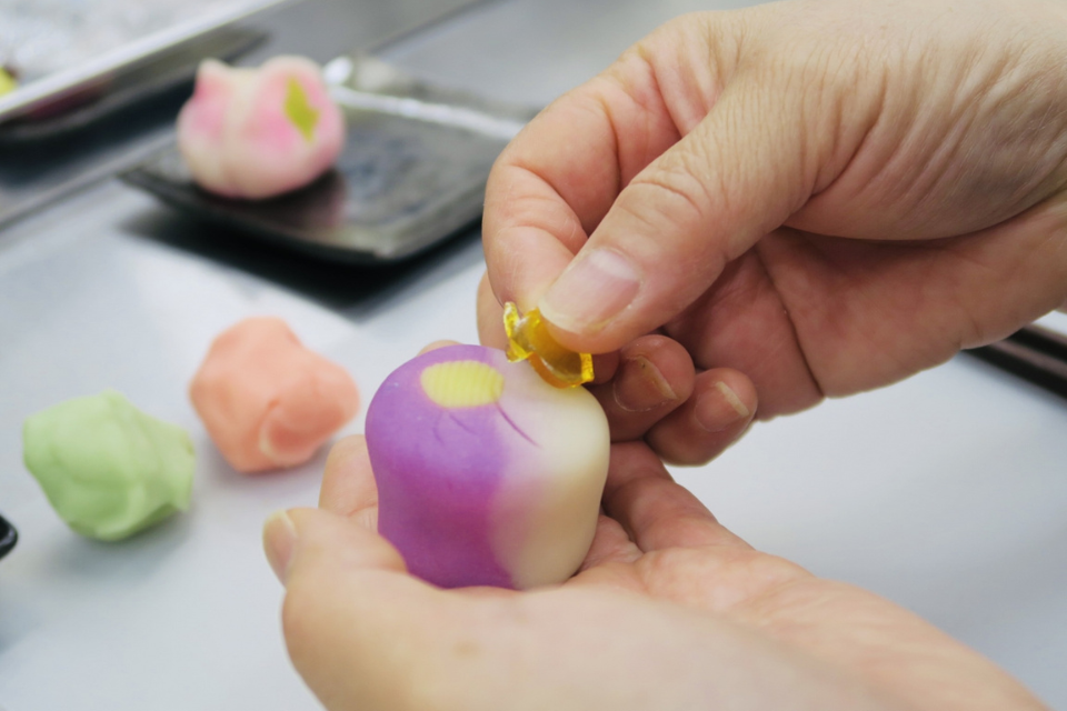 和菓子作り体験を楽しむ外国人ゲスト