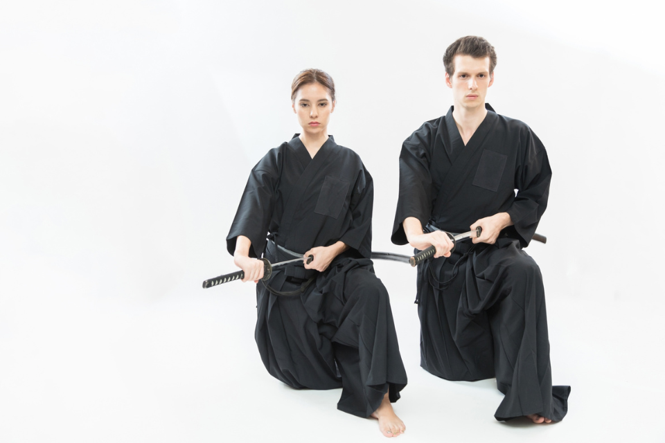 侍文化体験で刀の扱いを学ぶ参加者