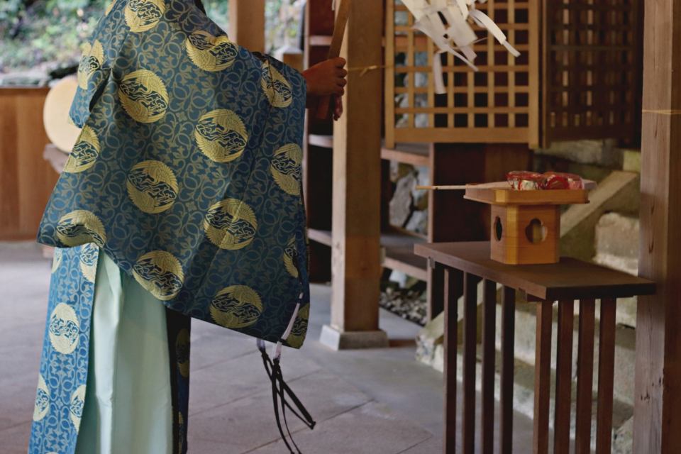神社で神職による祈祷を受ける