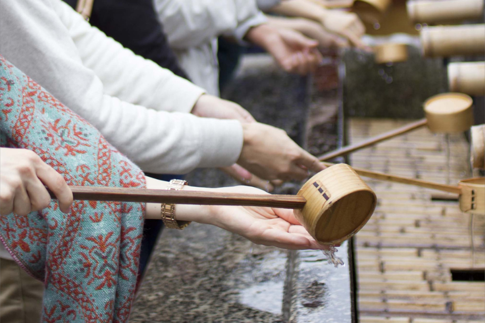 外国人向けに神社参拝や祈祷を実施する際のマナーや注意点を理解する参加者をイメージした写真