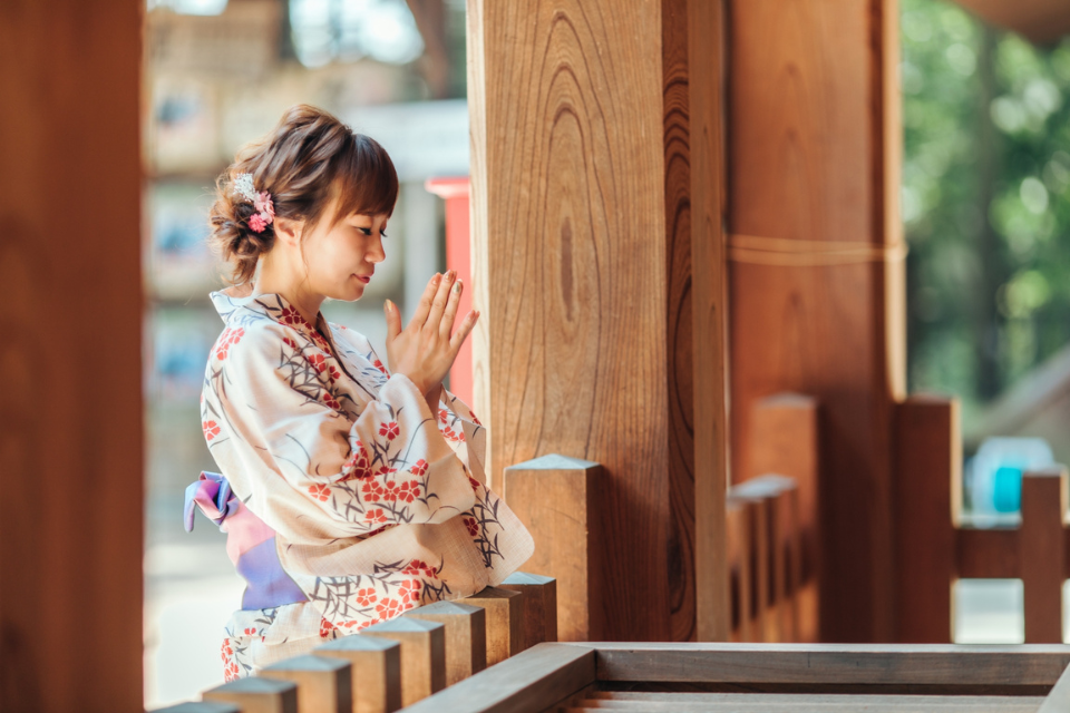 日本文化体験として神社参拝をする様子