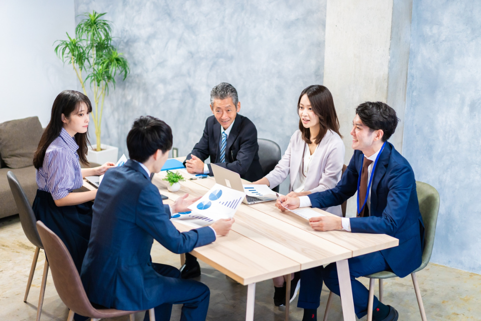 イベント企画書をもとに打ち合わせを行うビジネスチーム